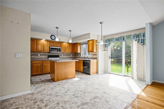 25 Acorn Valley Trl, Ogden, NY 14624