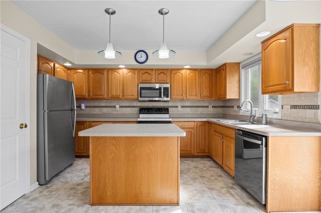 25 Acorn Valley Trl, Ogden, NY 14624