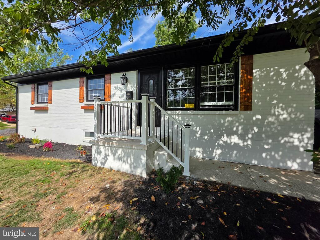 Image 1 of property listing at 861 W FOXCROFT DR, Camp Hill, PA 17011
