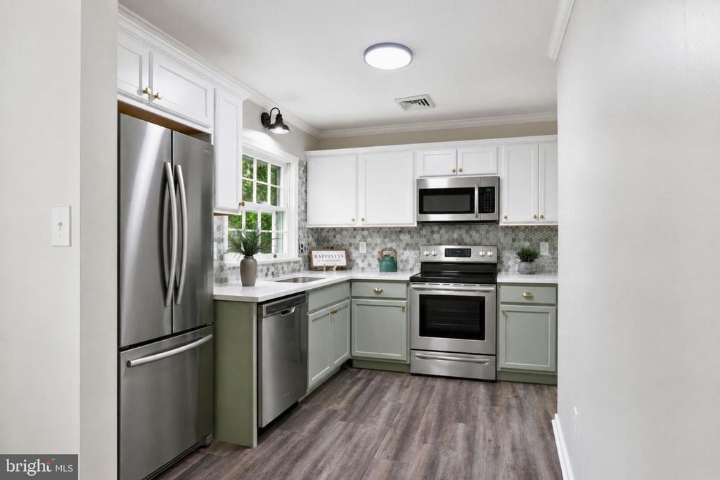 Image 12 of property listing at 861 W FOXCROFT DR, Camp Hill, PA 17011