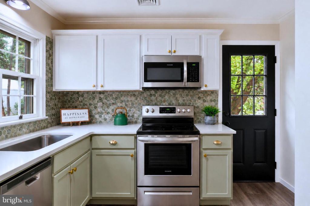 Image 13 of property listing at 861 W FOXCROFT DR, Camp Hill, PA 17011