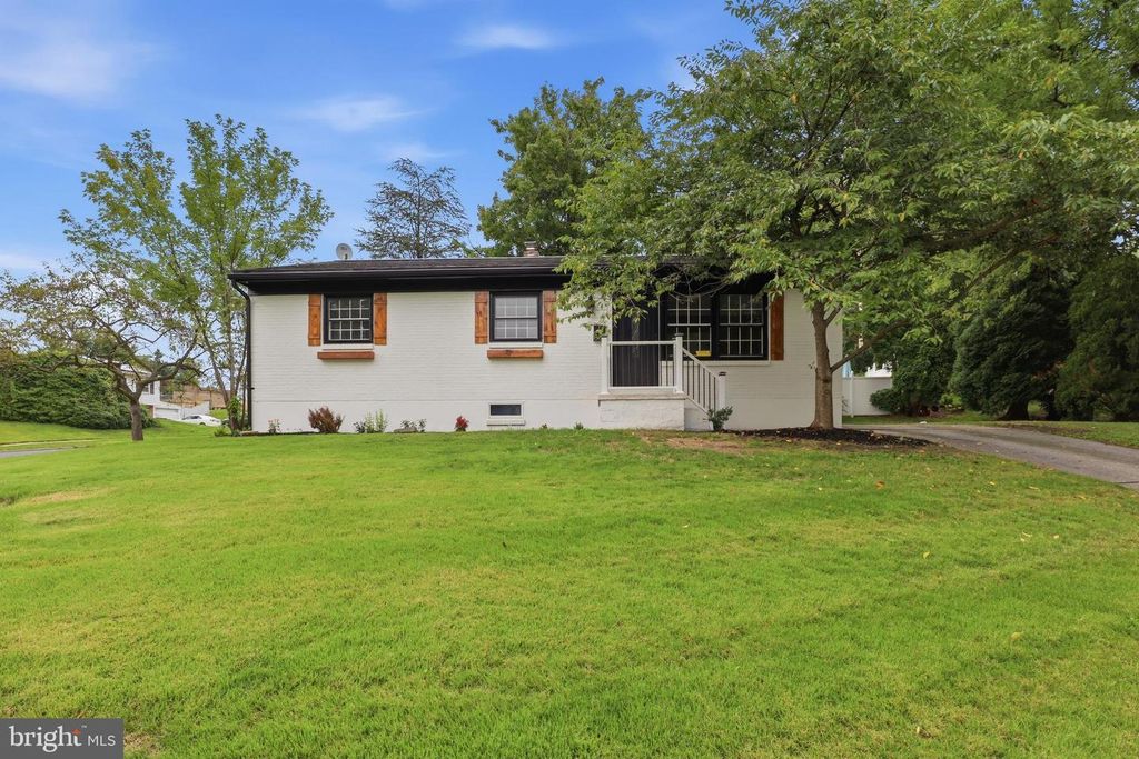 Image 2 of property listing at 861 W FOXCROFT DR, Camp Hill, PA 17011