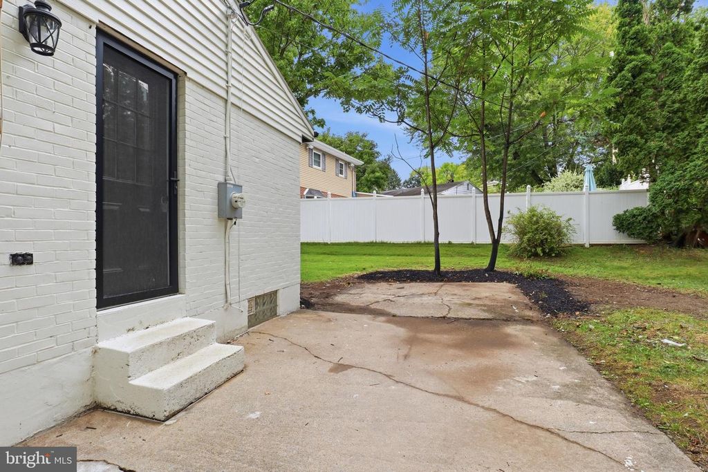Image 28 of property listing at 861 W FOXCROFT DR, Camp Hill, PA 17011