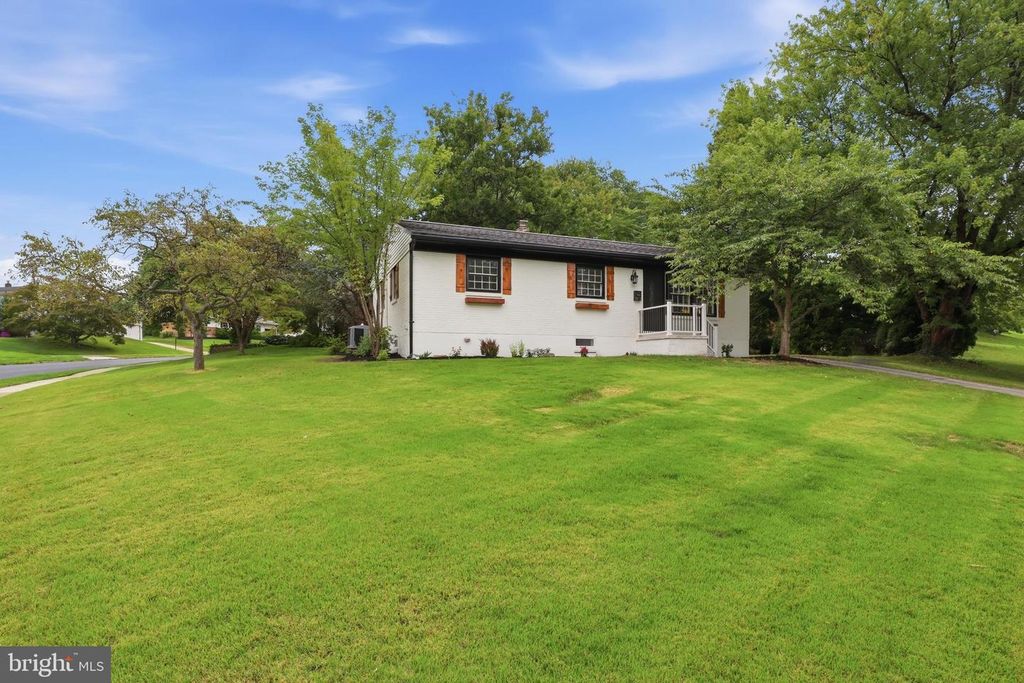 Image 3 of property listing at 861 W FOXCROFT DR, Camp Hill, PA 17011