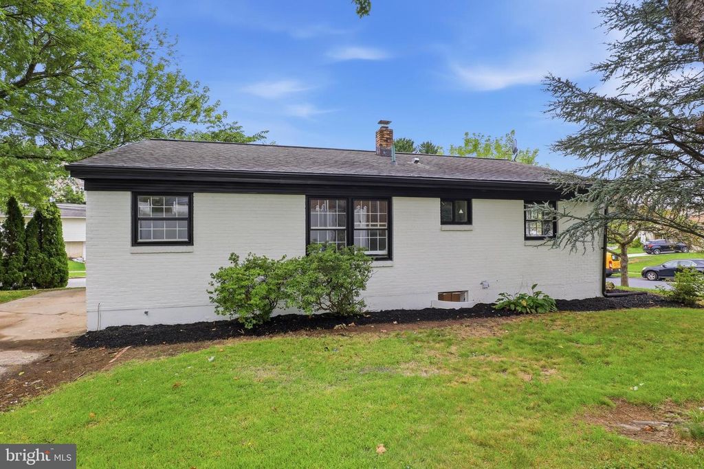 Image 30 of property listing at 861 W FOXCROFT DR, Camp Hill, PA 17011