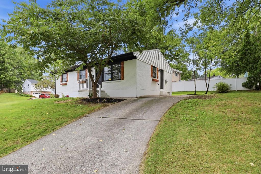 Image 4 of property listing at 861 W FOXCROFT DR, Camp Hill, PA 17011