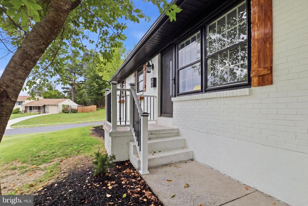 Image 5 of property listing at 861 W FOXCROFT DR, Camp Hill, PA 17011