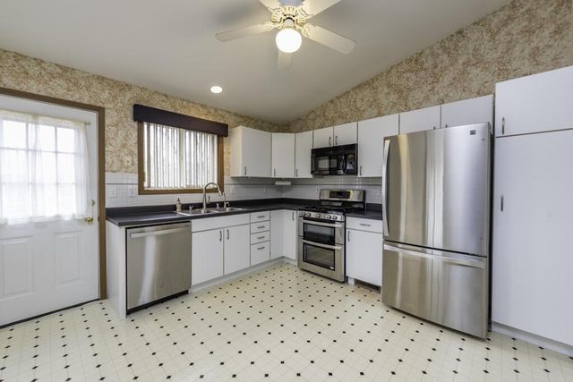 9950 11th AVENUE, Pleasant Prairie, WI 53158