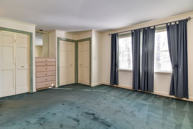 9 Buttercup Ln, Dover, MA 02030