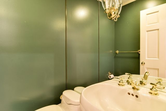 9 Buttercup Ln, Dover, MA 02030