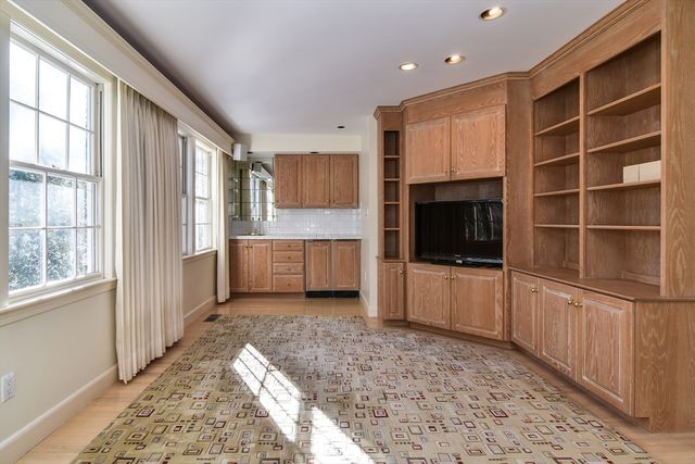 9 Buttercup Ln, Dover, MA 02030