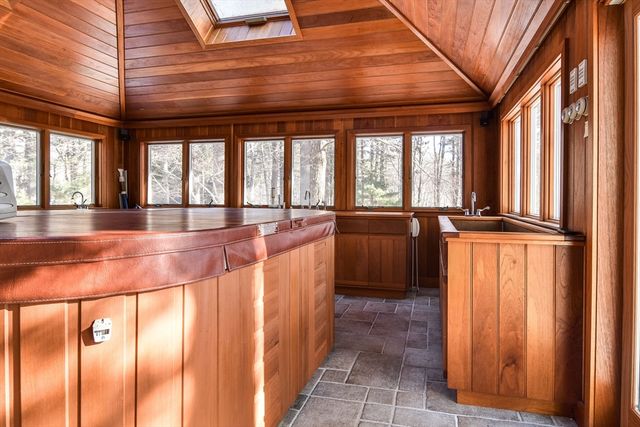 9 Buttercup Ln, Dover, MA 02030