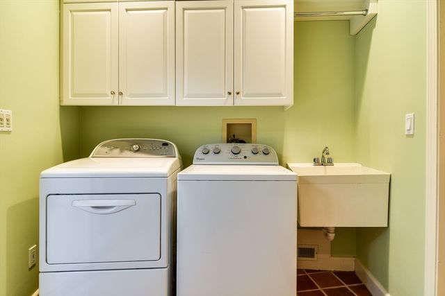 9 Buttercup Ln, Dover, MA 02030