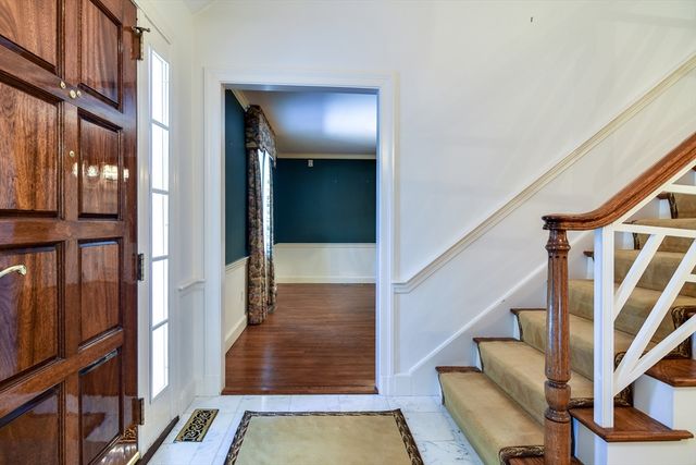 9 Buttercup Ln, Dover, MA 02030