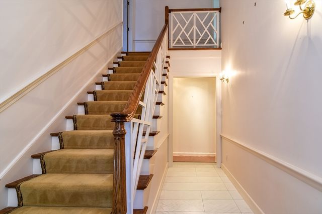 9 Buttercup Ln, Dover, MA 02030