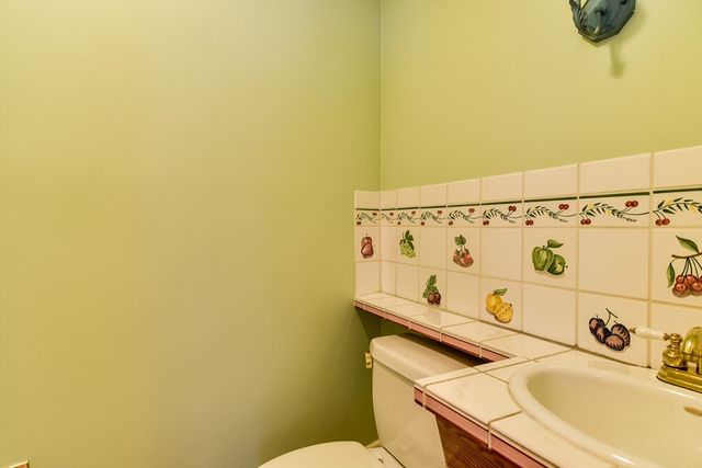 9 Buttercup Ln, Dover, MA 02030