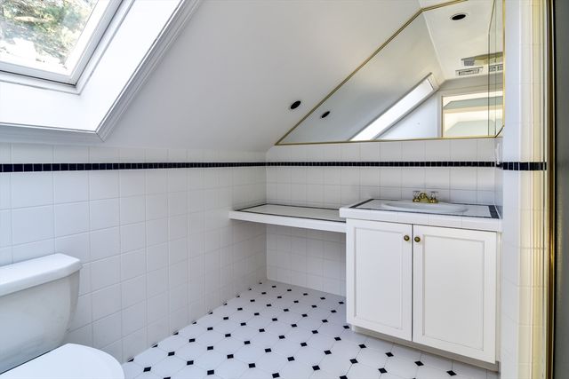 9 Buttercup Ln, Dover, MA 02030