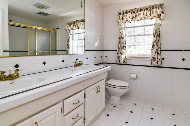 9 Buttercup Ln, Dover, MA 02030