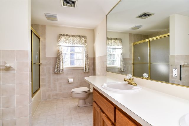 9 Buttercup Ln, Dover, MA 02030