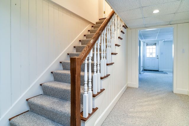 9 Buttercup Ln, Dover, MA 02030