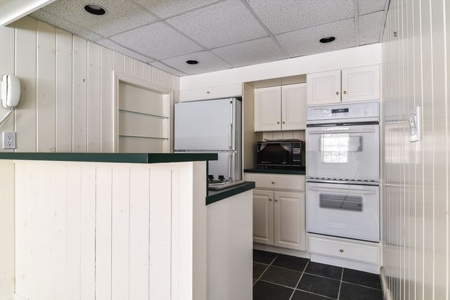 9 Buttercup Ln, Dover, MA 02030