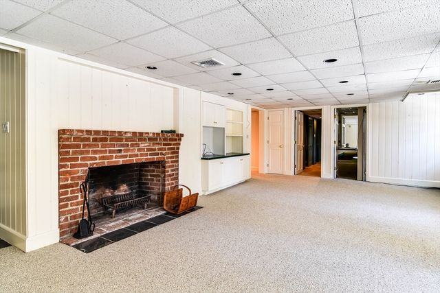 9 Buttercup Ln, Dover, MA 02030