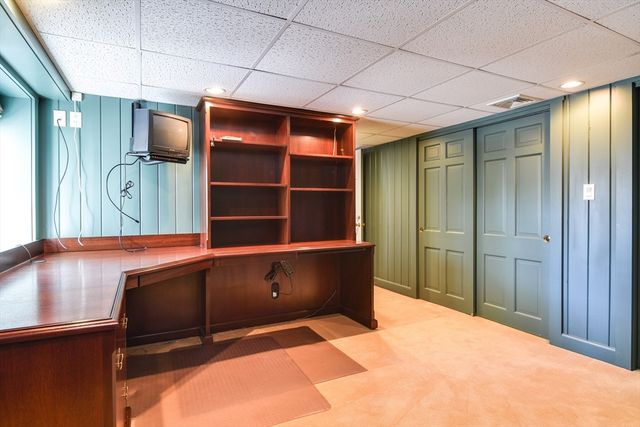 9 Buttercup Ln, Dover, MA 02030