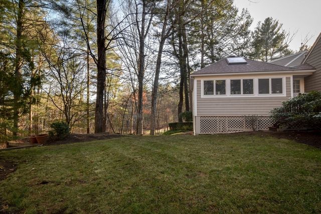 9 Buttercup Ln, Dover, MA 02030