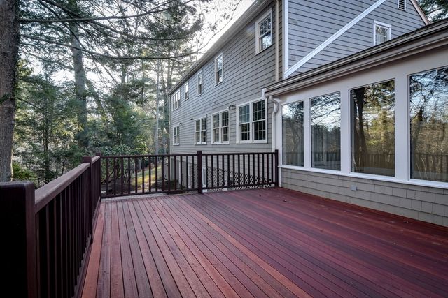 9 Buttercup Ln, Dover, MA 02030