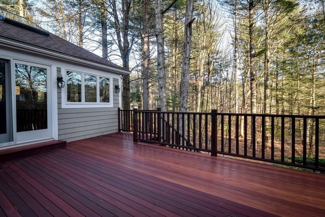 9 Buttercup Ln, Dover, MA 02030