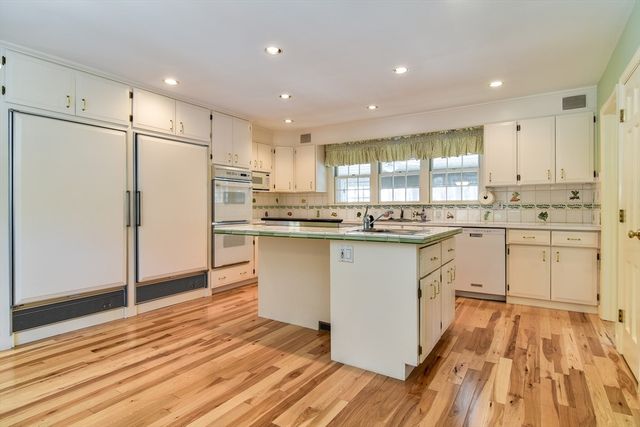 9 Buttercup Ln, Dover, MA 02030