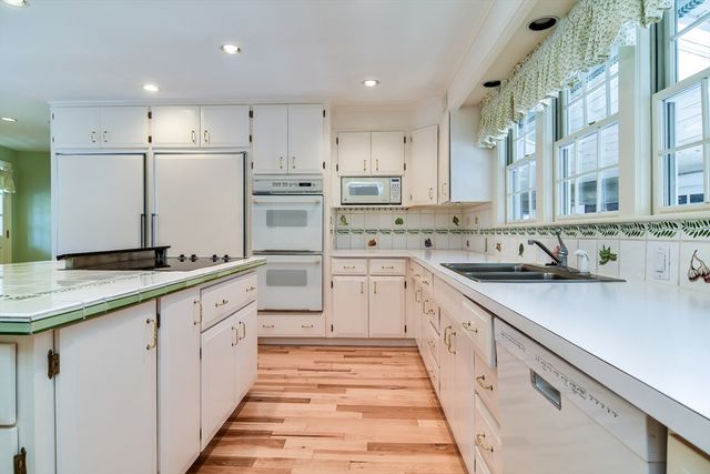 9 Buttercup Ln, Dover, MA 02030