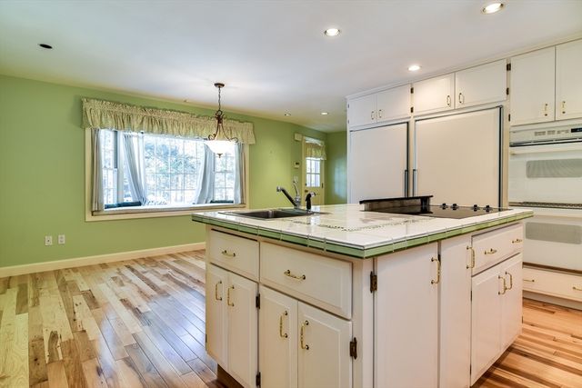 9 Buttercup Ln, Dover, MA 02030