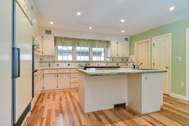 9 Buttercup Ln, Dover, MA 02030