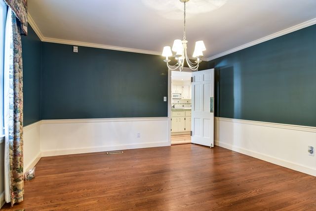 9 Buttercup Ln, Dover, MA 02030