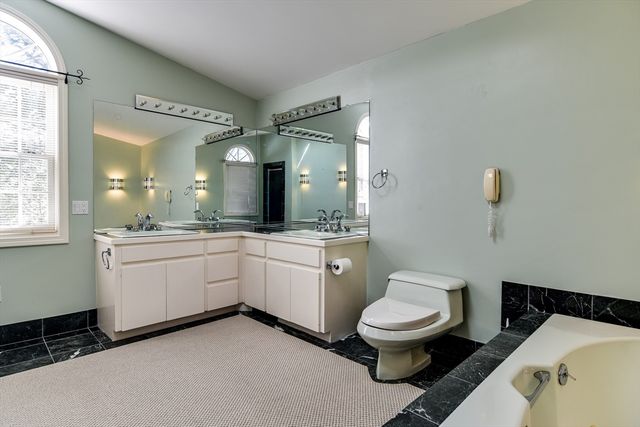 9 Buttercup Ln, Dover, MA 02030