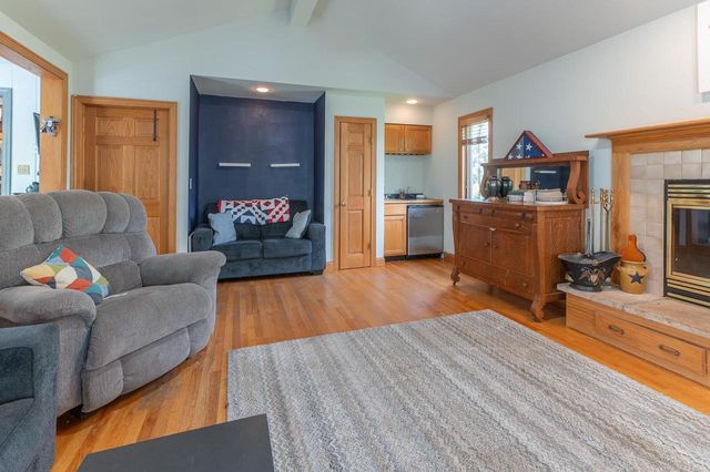 197 W Geneva Street, Williams Bay, WI 53191