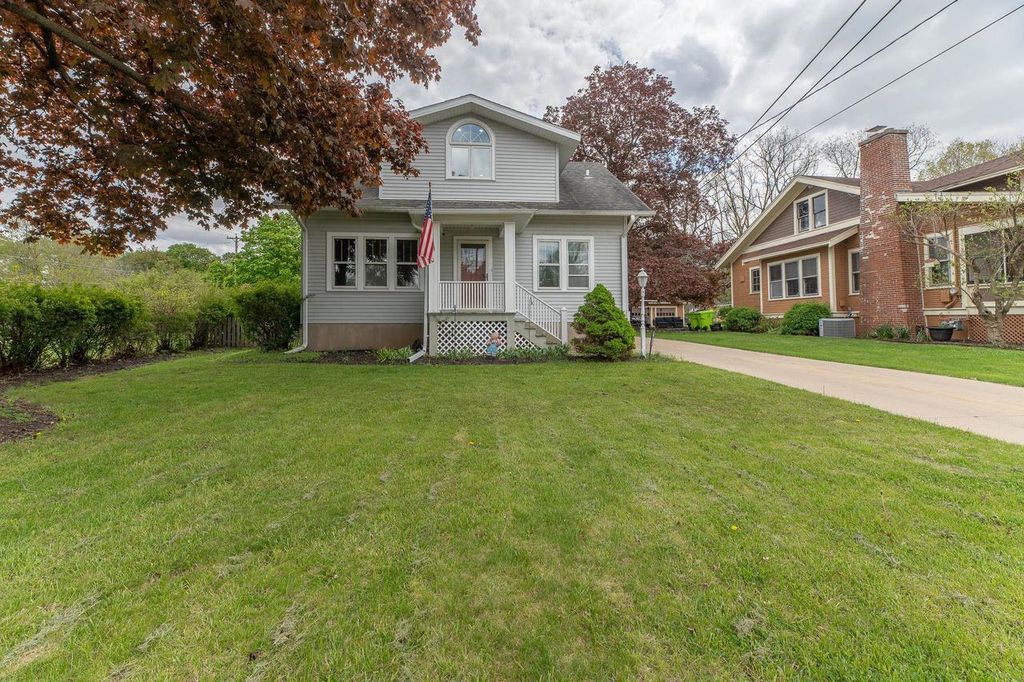 197 W Geneva Street, Williams Bay, WI 53191