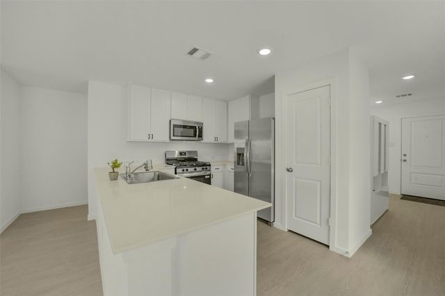 911 Lago Laceno Lane, Huffman, TX 77336