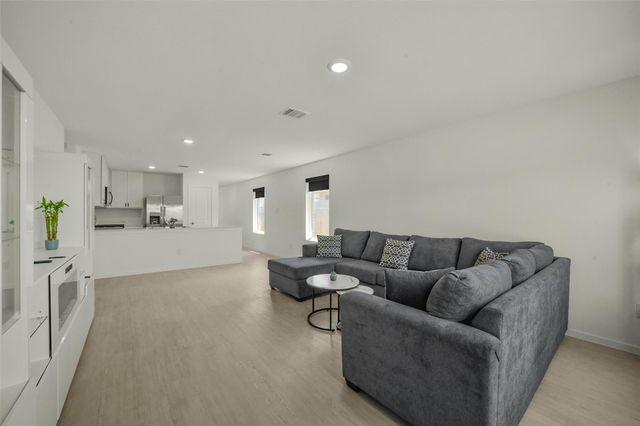 911 Lago Laceno Lane, Huffman, TX 77336
