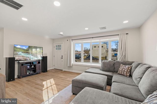 225 PENNSYLVANIA AVE, Clementon, NJ 08021