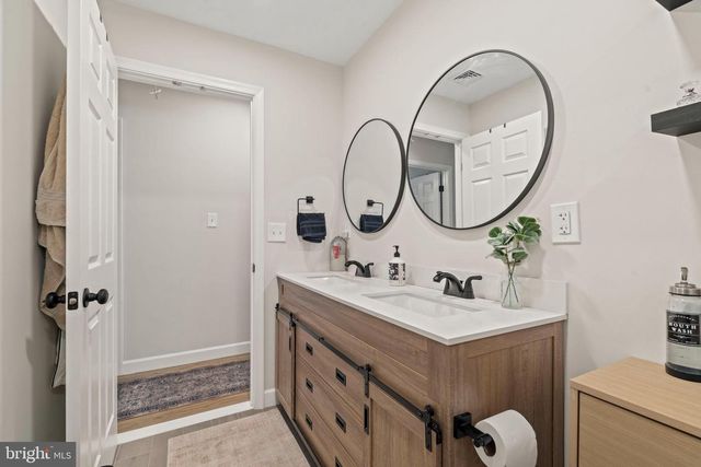 225 PENNSYLVANIA AVE, Clementon, NJ 08021