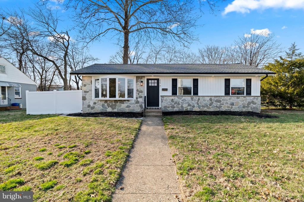 225 PENNSYLVANIA AVE, Clementon, NJ 08021