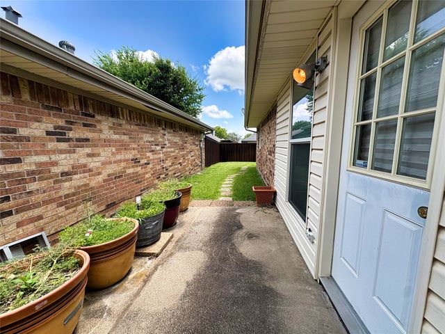 320 Crooked Lane, Mesquite, TX 75149