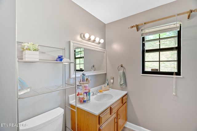 844 Norris Fwy, Rocky Top, TN 37769