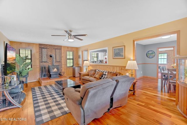 844 Norris Fwy, Rocky Top, TN 37769