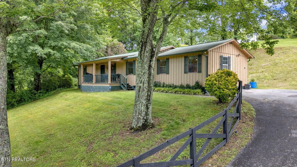 844 Norris Fwy, Rocky Top, TN 37769