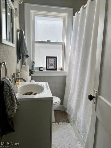 2117 Waterbury Road, Lakewood, OH 44107