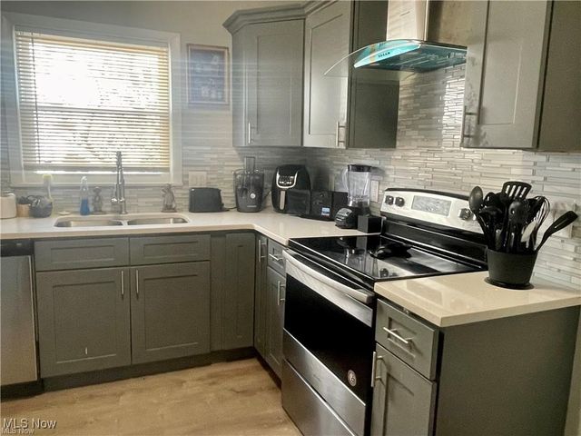 2117 Waterbury Road, Lakewood, OH 44107