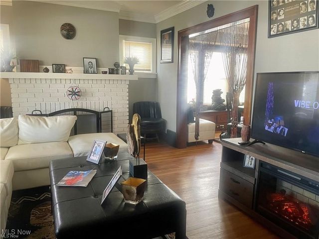 2117 Waterbury Road, Lakewood, OH 44107